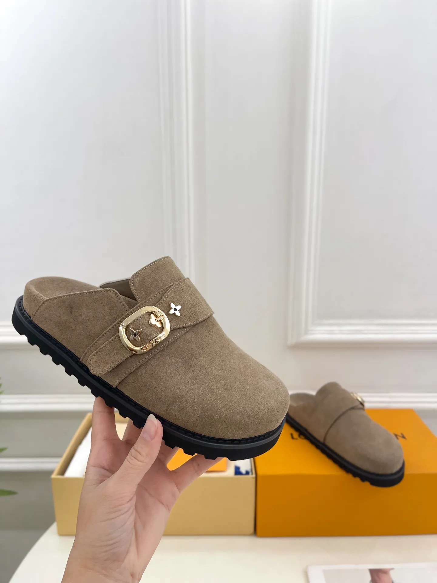 👟👟Ex-factory price 580👟👟 Men's model ➕10 LV | Louis Vuitton 25𝐬𝐬 🧡💚2025 Early spring new model Top version ⚠️ The counter features the latest LV COSY COMFORT metal buckle Bread Mule slippers hard goods new🆕 ❥BS purchasing level! Full of high-end feel! A popular model among bloggers at home and abroad, it’s retro and fashionable and looks amazing on your feet! Mainly recommended models on the official website★ ━━━━━ ЅᏇєєt ━━━━━ ▪️Upper: original specific cowhide/old leather ▪️lining: imported cowhide lining ▪️outsole: original molded outsole ▪️shoe size: women's size 35-39 (customized at 40.41) Men's size 40-44 (45.46 customized)